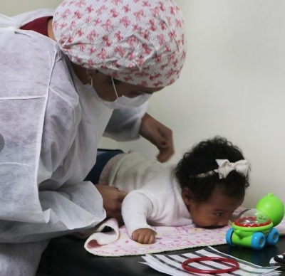 Policlínica em Santos inicia estimulação de bebês prematuros com brinquedos