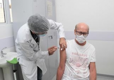 Vacinações contra gripe e covid-19 prosseguem em Santos