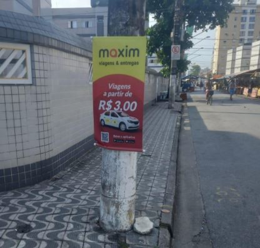 Várias placas de propaganda espalhadas em postes da Cidade de Santos