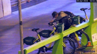Câmeras flagram furto em estação do Bike Santos e ajudam a prender acusado no Centro