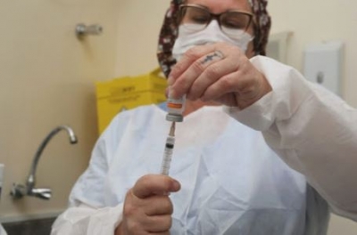 Santos segue vacinação contra a covid-19 sem as doses da CoronaVac
