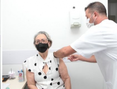 Santos segue vacinando contra a covid-19 e gripe durante o feriado
